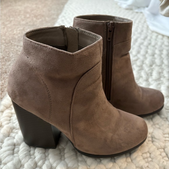 Women’s Tan Booties Size 9 - Picture 2 of 4